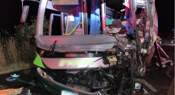 Motorista de caminhão morre após bater contra ônibus na BR-452